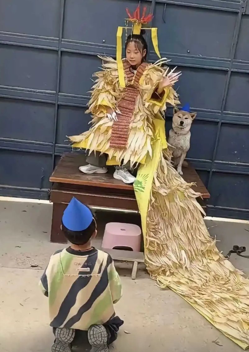 家长不在家，姐姐登基了，旁边的狗子到底是什么职位？