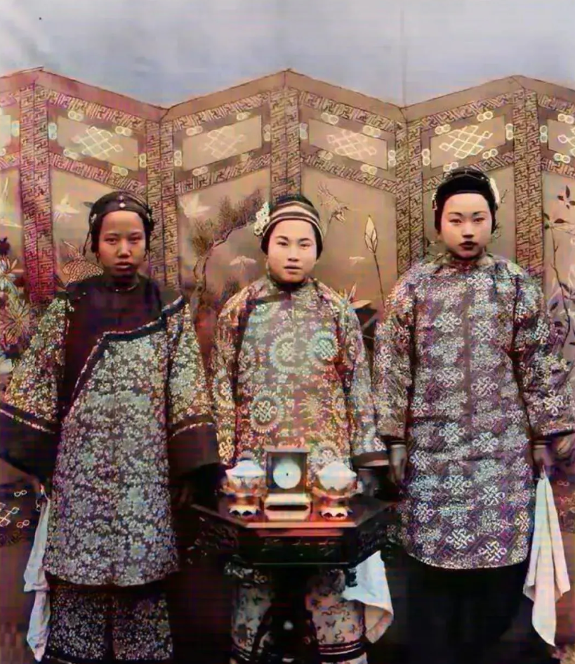 清末妾室照曝光！健康美态惊艳时光

清末时期流传着一张照片，画面定格了某地主家庭