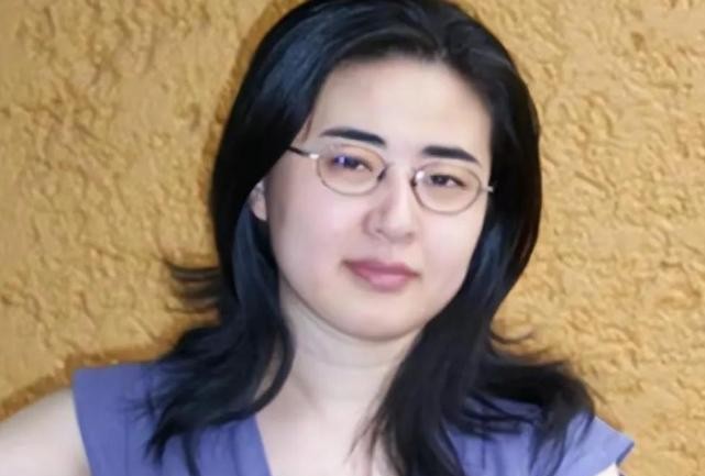 田晓菲，一个出生在书香门第的才女，从小就展现出非凡的文学才华。13岁时，她就以出