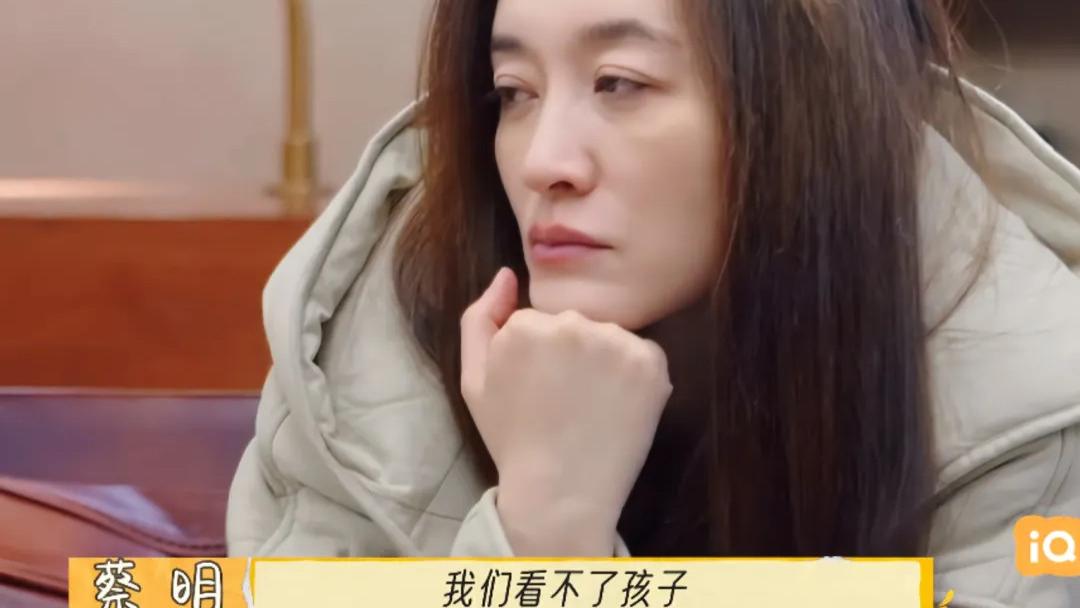 《一路繁花》48岁李小冉不让74岁刘晓庆吃鱼，背后蛐蛐不够还当面甩脸子，是真性情还是太双标？