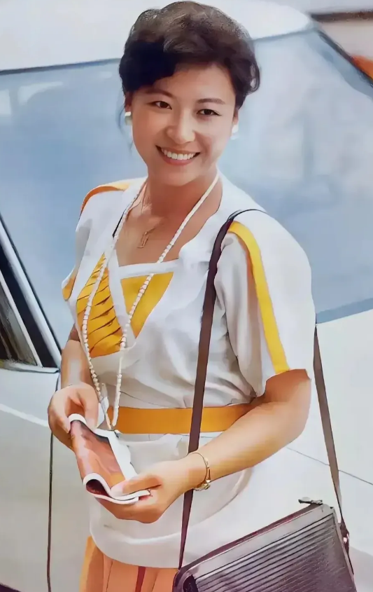 这位女士年轻时光彩照人，随着岁月的流逝更显优雅气质。她是上世纪70、80年代众多