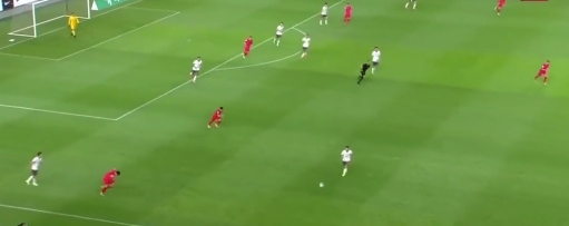 昨天讨论比较多的一幕。

已经踢了90多分钟，多次带球过人冲刺的孙兴慜，身后超车