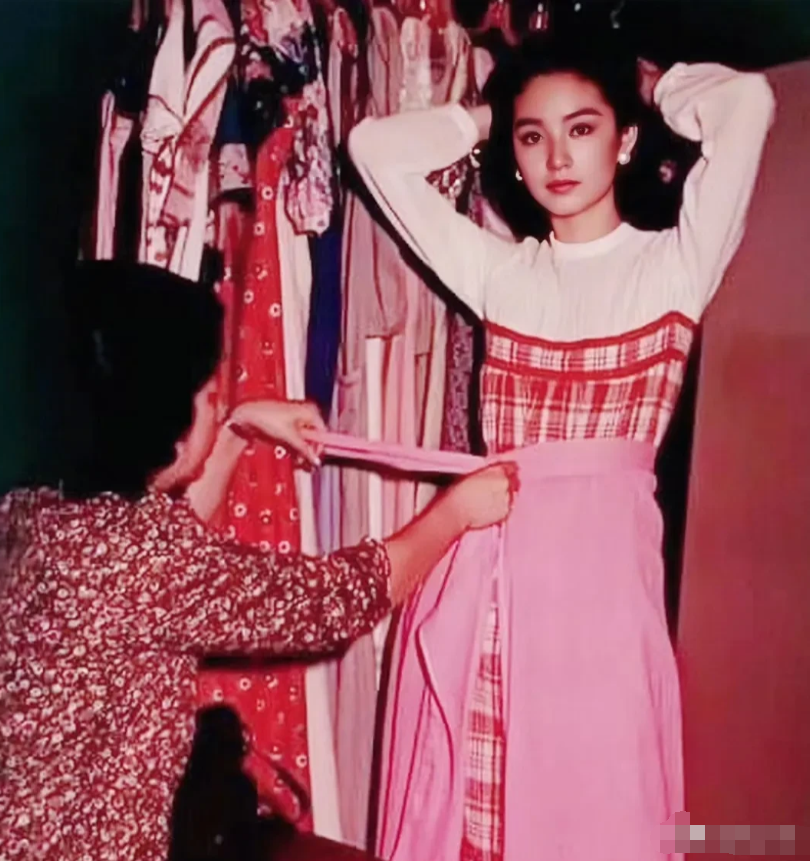 林青霞的妈妈真的是很爱她，因为在林青霞年轻的时候，她把女儿保护的很好。
记得蔡康
