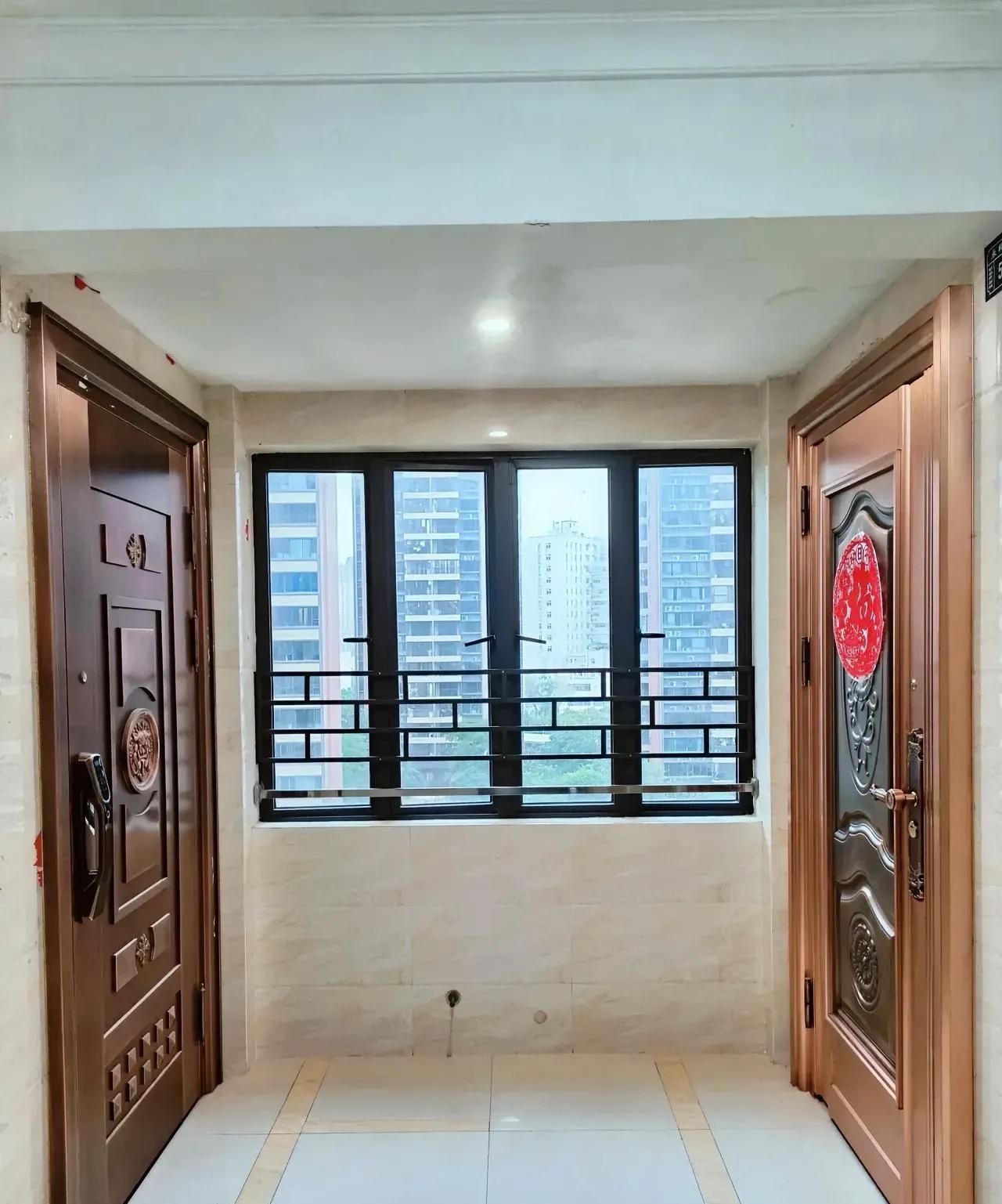 在这个小区住了十几年，可我和邻居之间就像隔着一层厚厚的冰。我们从不往来，哪怕在楼