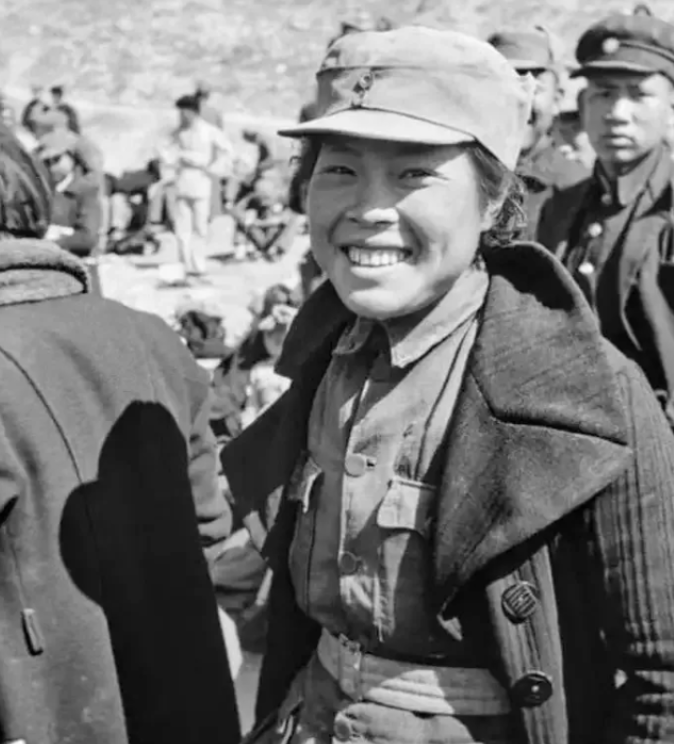 1937年，地主王学文突然发现一20岁女兵，昏倒在家门口。他四下看看无人，一下把