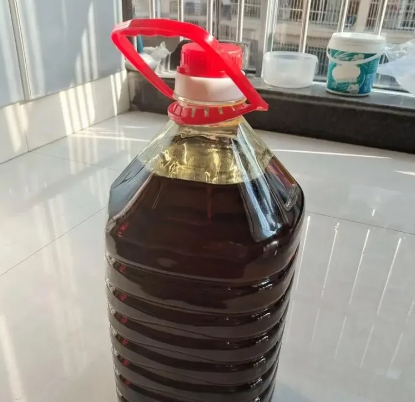 今年初二回娘家走亲戚，因为怕婆婆生气，所以只带了一壶菜籽油就去了。一开始我本来打