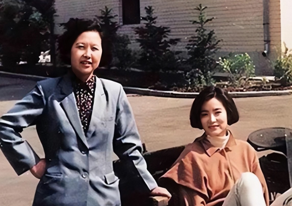 1990年，林青霞和失散多年的亲姐姐林莉的珍贵合影。镜头下二人留着短发，36岁的