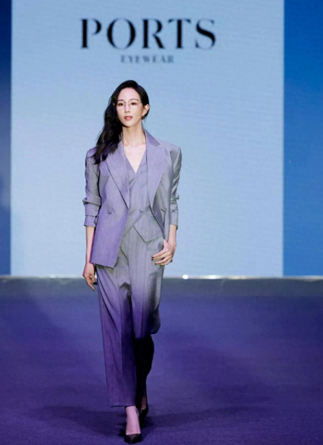 哇塞！张钧甯这次的造型简直绝了！只见她戴着一副精致的金丝眼镜，那镜片后的眼神深邃