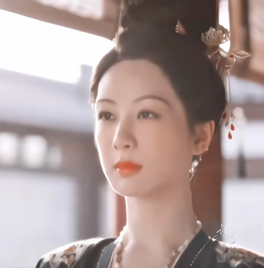 杨紫的脸越来越像一个美妆蛋了，肿胀僵硬老气麻木，表情也没有以前灵动了。