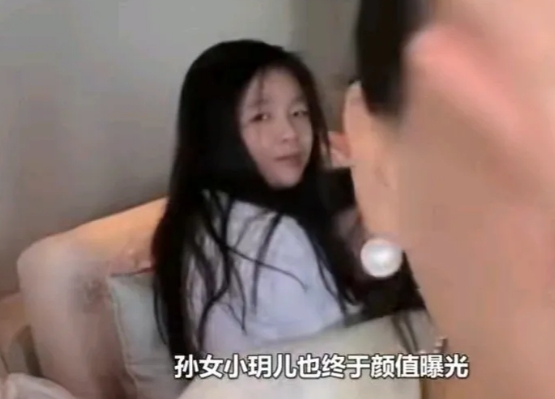 张兰孙女小玥儿颜值终于曝光！

小玥儿回眸一笑很好看，像极了巅峰时期大S，五官像