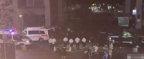 他每天早上5点钟就起床，开始了一天的工作。他要在中午11点之前送完100多单外卖