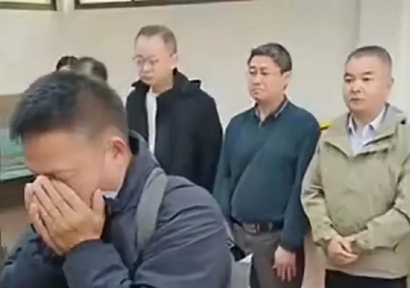 今天我大陆赴台2·14恶性撞船案遇难者的家属，在我泉州台办副主任李朝晖的陪同下，