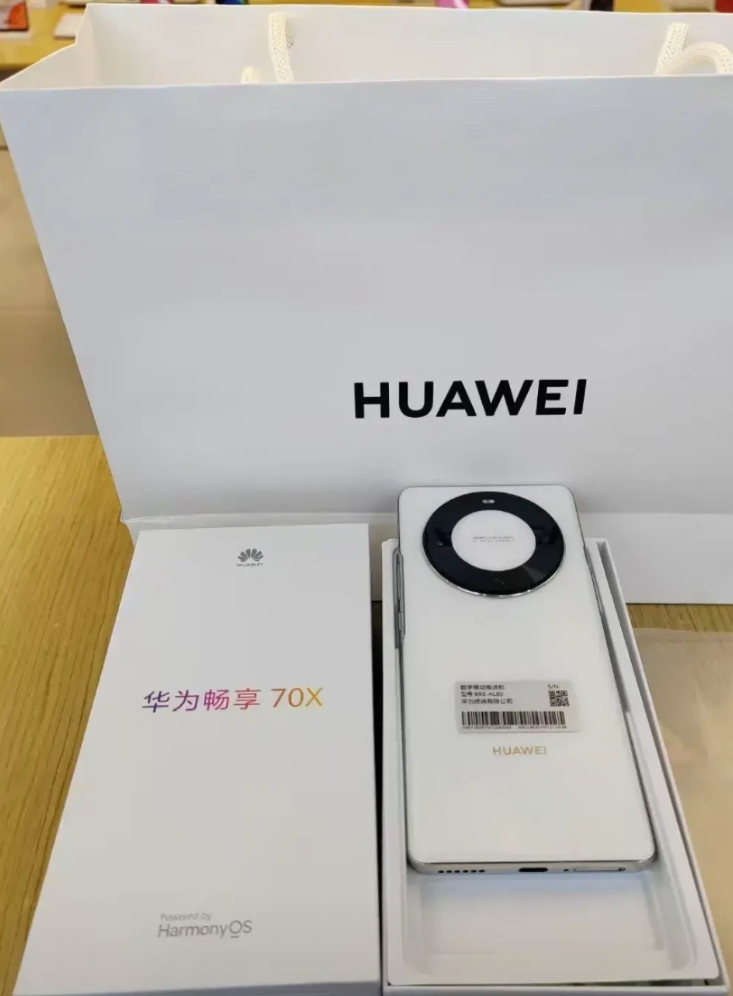 老丈人手机坏了，给他买个畅享70 X，听说这手机72个小时卖了12万台，看外观跟