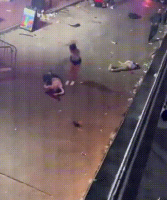 美国的年过得太激烈了，汽车爆炸、冲撞频发，大批死伤，蛇年开局不祥！
一、拉斯维加