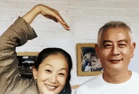 某男星早年因与前妻秉持丁克观念，婚后15年分道扬镳。此后他与“不婚主义”的陈瑾相