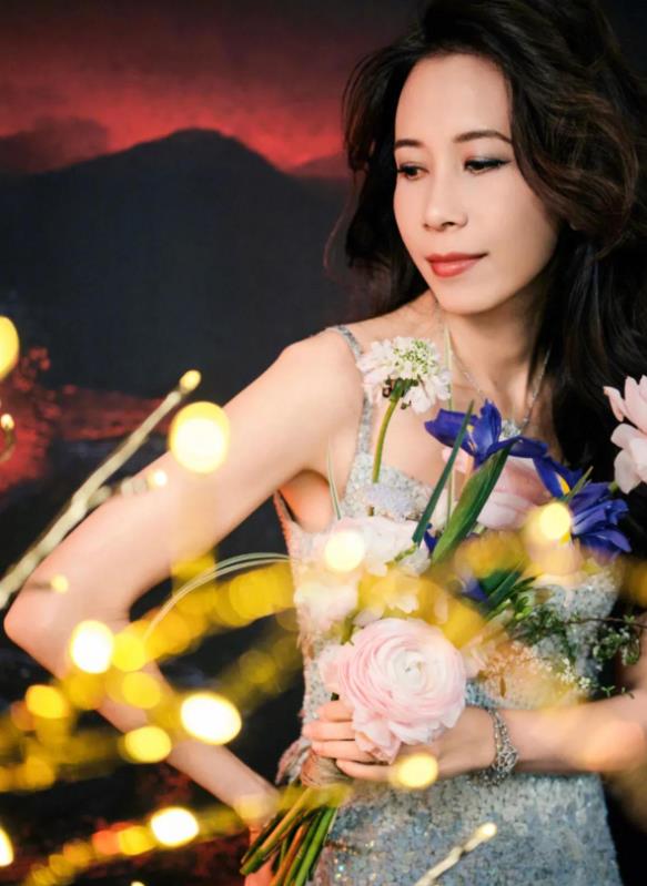 莫文蔚于央视春晚惊艳登场，身着银色吊带长裙，将优雅气质与明艳动人展现得淋漓尽致。