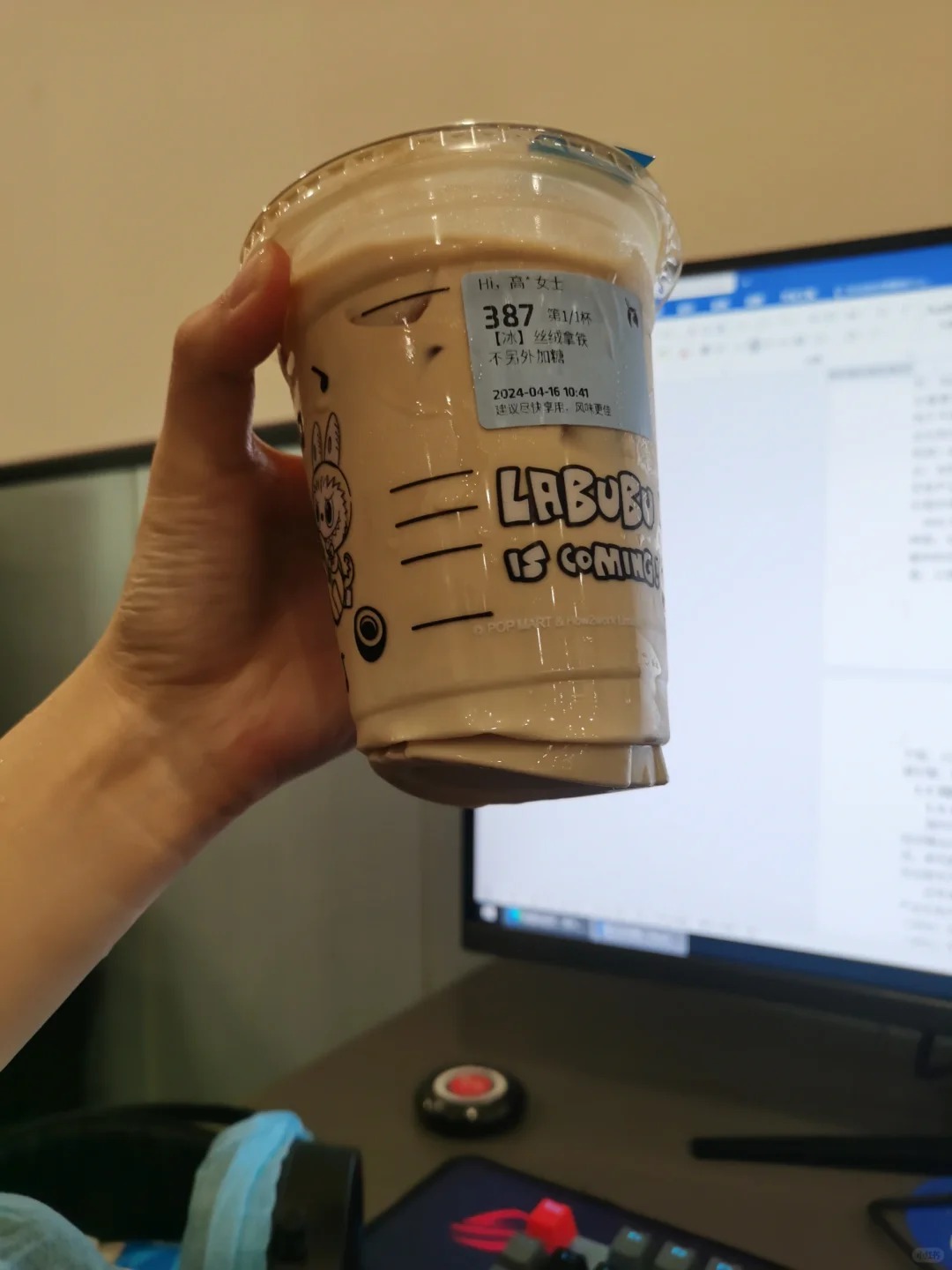 实名表扬瑞幸打包员
实名表扬瑞幸打包员
骑车把瑞摔成这样了
也没洒出来
都立不住