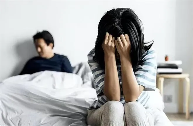 “这哥们太惨了！”河南荥阳，女子和情人正在家翻云覆雨时，丈夫突然回来了。女子急中