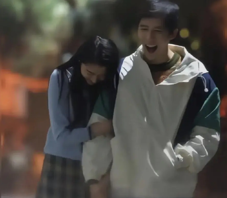 不理解，年轻人谈个恋爱而已，而且关晓彤18岁懵懵懂懂的招架不住顶流男友追自己也很