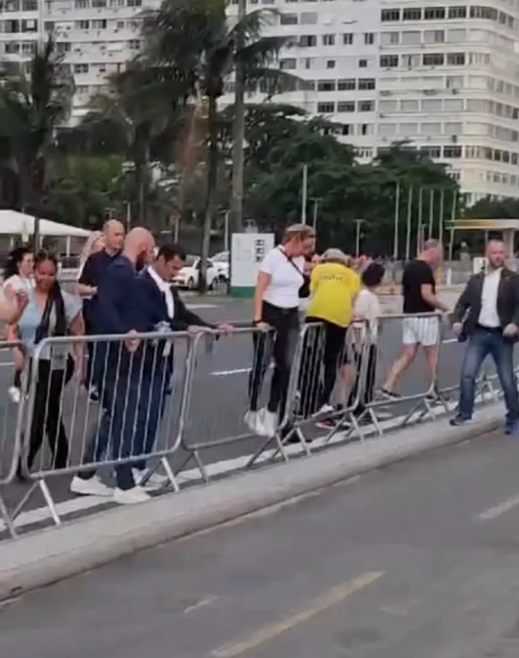 扎哈罗娃发布视频，显示“身着运动服的冯德莱恩在G20峰会期间翻越围栏”。由于主办