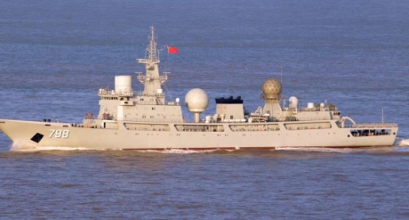 798号侦察船穿越宫古海峡，美法日航母闻风丧胆未敢现身！中国海军果断亮剑，侦察船