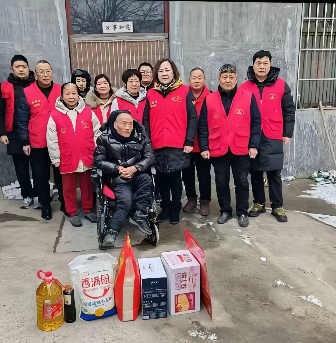 十一位志愿者来看望您了，老人家为何不展露笑容呢？