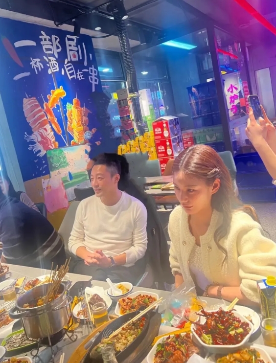 汪小菲，带老婆长春吃烧烤。真羡慕小梅天天跟着小菲吃香的喝辣的，皮肤还这么好