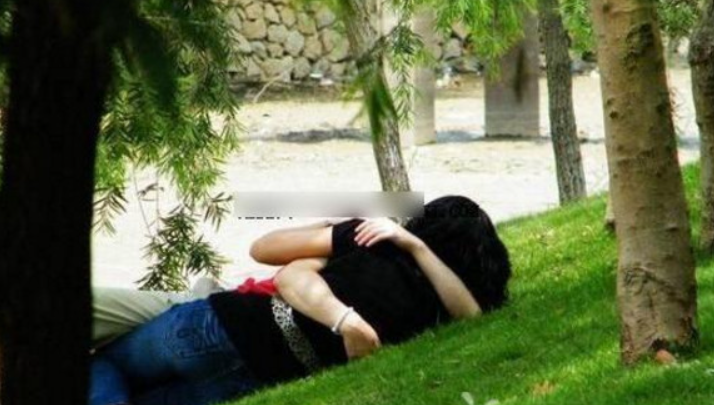 贵州遵义，男子和失足女谈好，100一次，500不限量，可他和女子在山坡上发生3次