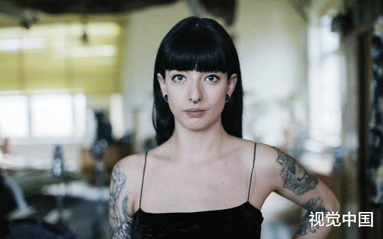 作为裁员专家的我突然被指控谋杀拿枪带走，绑匪居然是个大美女