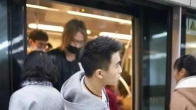 何猷君觉得坐地铁上班的那段日子很美好，所以他娶了奚梦瑶！