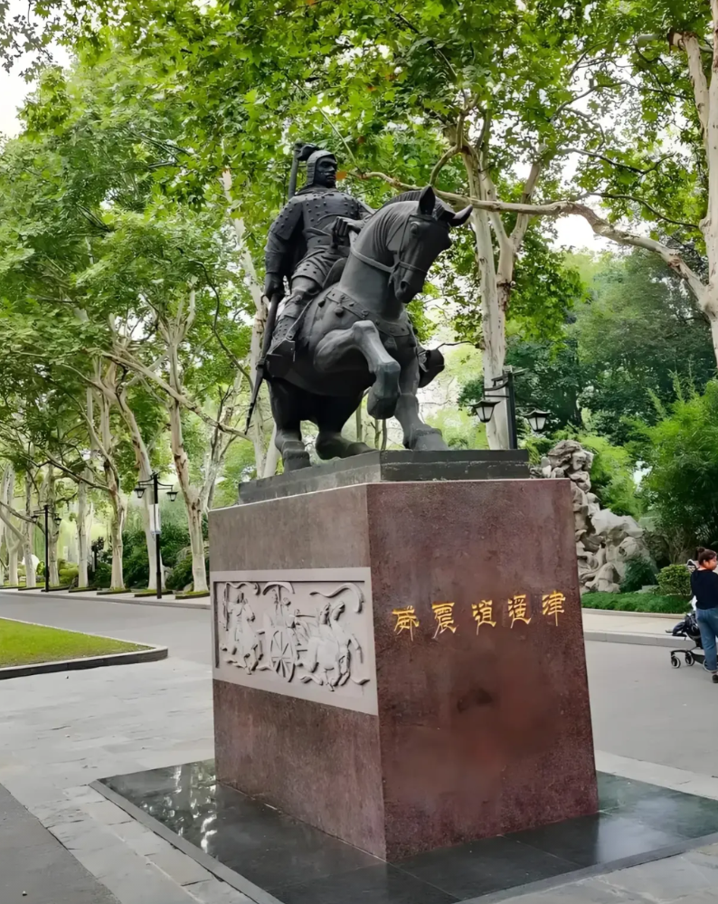 一直有个疑问，同样是降将，为什么有的名留千古，而有的则是遗臭万年！依据是什么呢？