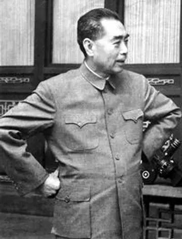 周恩来与外宾握手事件：一场乌龙背后的深思