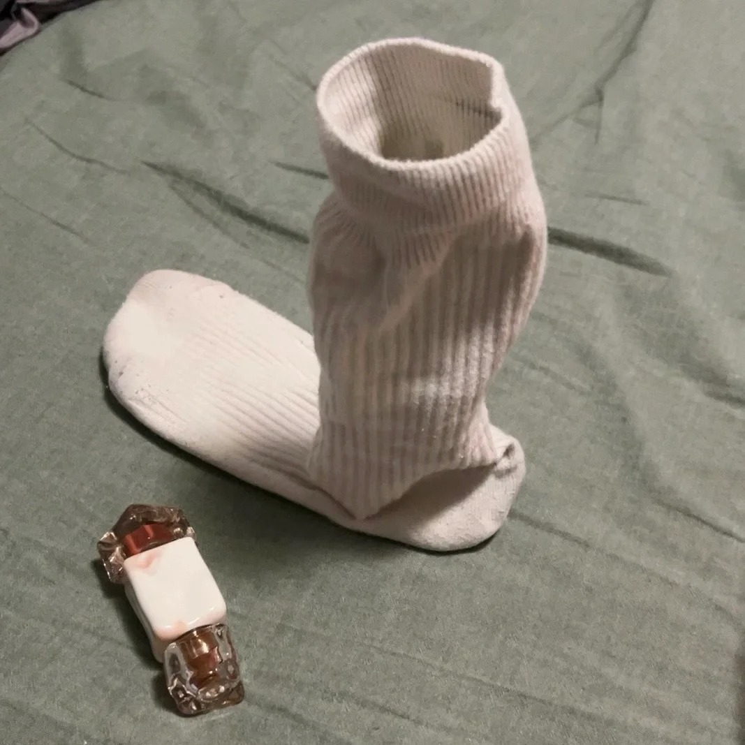 女朋友的臭袜子
之前都只是听说过
现在见到袜子真能立起来
她是怎么做到的呢
惊呆