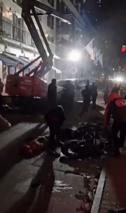 美国突发汽车冲撞人群，死伤数十人，司机下车又和警察火拼！
