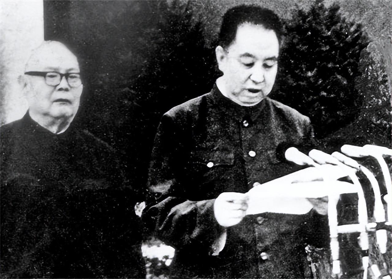 1976年9月，毛主席的追悼大会举行。当天，来自四面八方的人们纷纷前来缅怀伟大的
