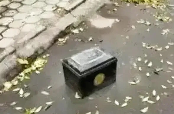 悲剧了！有网友说清明节去上坟，遇到一个被拿出来的无主骨灰盒，孤零零的躺在那里！询