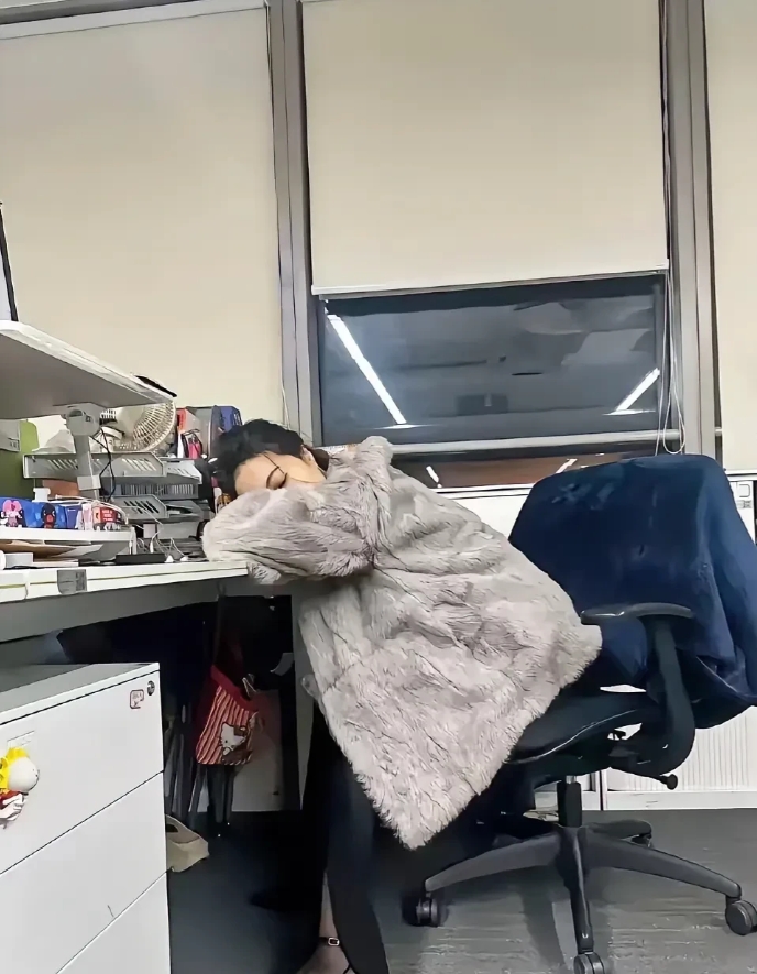 同事是个拼命三郎，看来这几天累坏了
