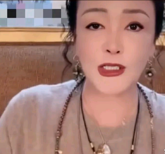 张兰直播时说：“我是李庚希的干妈，我和她妈是关系特别好的闺蜜，她妈叫蓉蓉是设计师