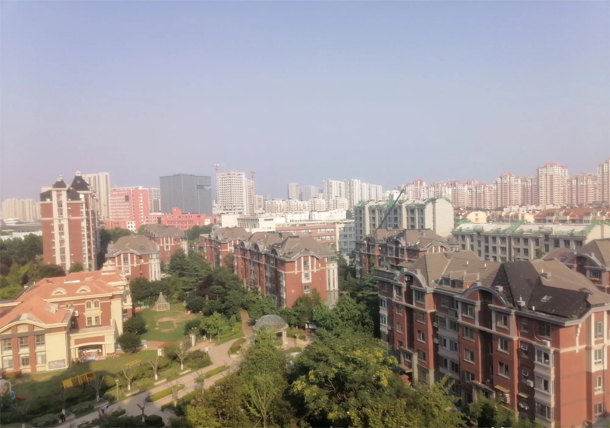 放暑假了，我们这些照看孩子的老人们反而更累了！
放暑假前，青岛教育部门就下发通知