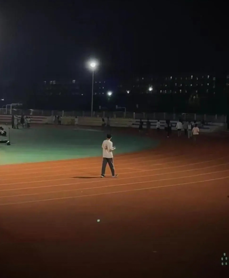 今天正读大三的儿子给我打电话说感觉大学过得很艰难。
儿子跟我说，大学读大三了，真