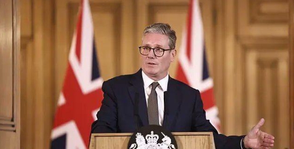英国首相基尔·斯塔默刚刚投下重磅炸弹：英国已准备向乌克兰派遣军队。斯塔默表示，他