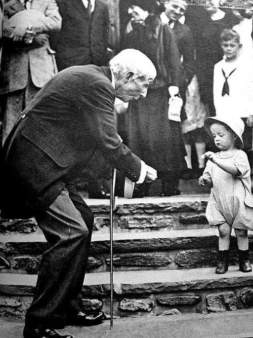 给孩子硬币的老人{1923}