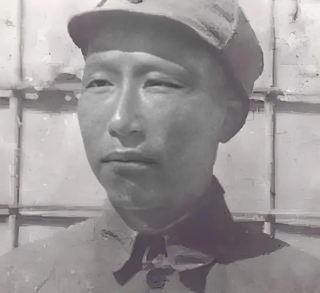 1943年，15个日本小兵被八路军堵在窑洞里，硬不投降。八路军指战员曾美见状，不