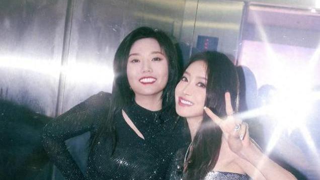 李雪琴晒元旦美照，又高又瘦美的惊人！同框比美不输孟子义与宋茜