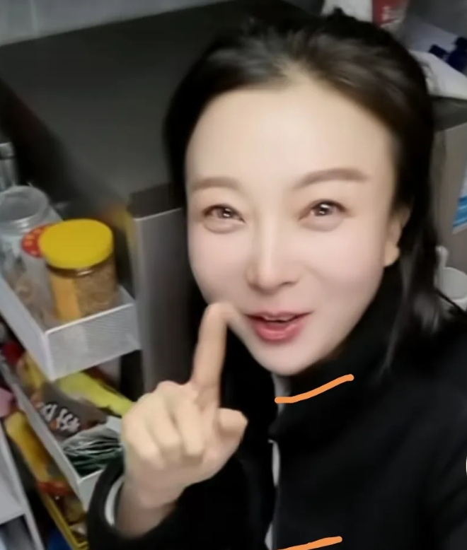 美团王兴说，2023 年美团有 745 万外卖小哥，如今应该不止这个数字了。
