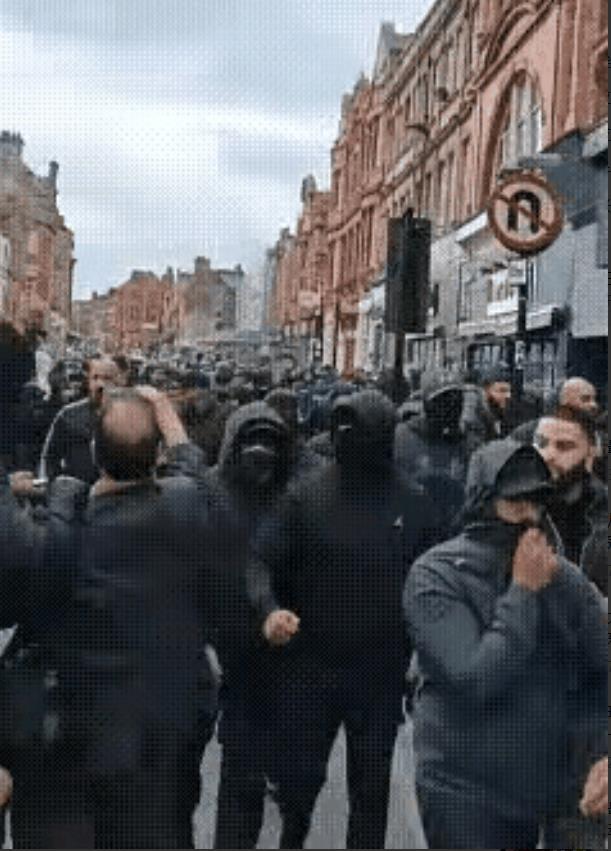 英国首相斯塔默在电视中宣告将对街头暴徒采取空前严厉的制裁措施后，伊斯兰帮派势力竟