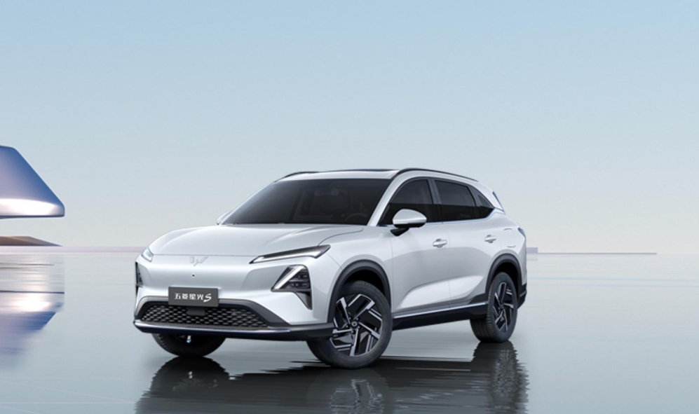 
长假过后想买辆车，和老婆商量了半天，最终决定拿出10万元的预算买辆混动车。
混