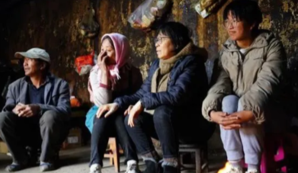 2009年，领导视察华坪女高，见学生只有青菜充饥、课桌破旧不堪，桌腿靠砖头勉强平