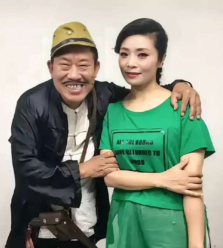 右边这位美女，是位歌唱演员，歌唱的不错。左边这位男演员，尽管人品不错、演技精湛，