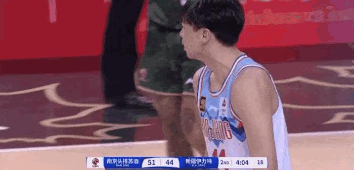 脾气火爆！齐麟今天又被罚出场了！
在今天新疆对阵南京的第二节比赛中，齐麟被吹防守